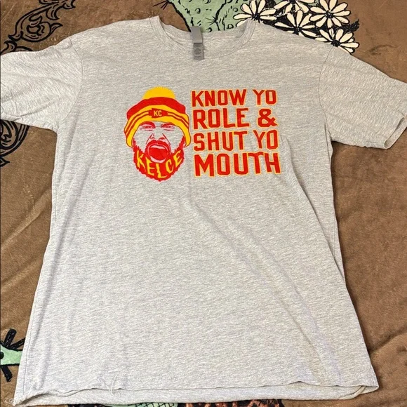 Bundle of 2 Gray Graphic T-Shirts with Chiefs Design - Picture 4 of 10